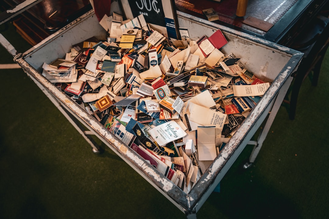 Alte Schulbücher umweltgerecht entsorgen: So geht's!