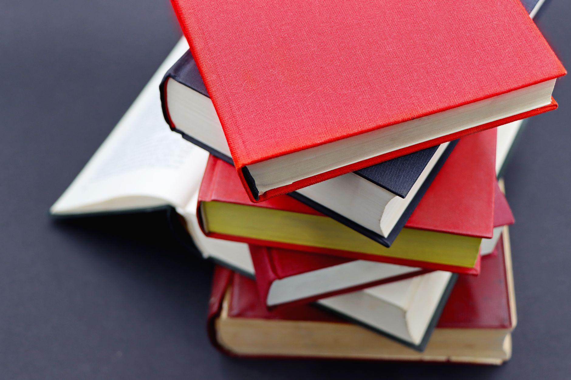 So entsorgst du Hardcover-Bücher nachhaltig